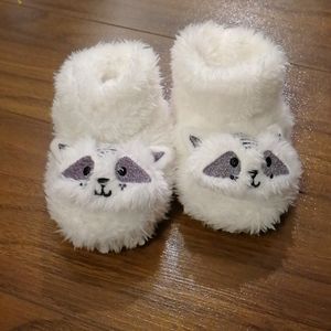 NWOT adorable fuzzy kitty baby slippers